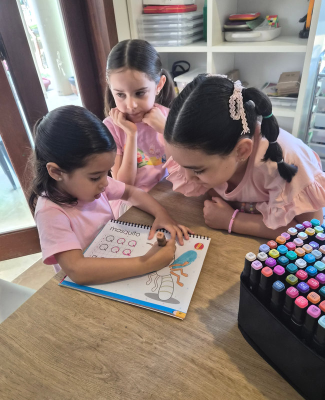 Niñas dibujando en comunidad en UDESYA